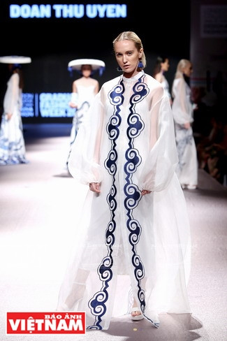 以朱豆陶器经典图案为创作灵感的作品。图自越通社/越南画报