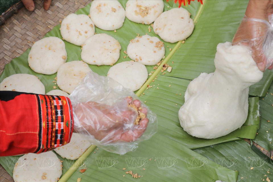 糍粑是圆形的，直径约10厘米。图自越通社/越南画报