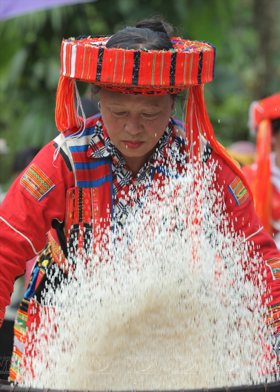 同胞们要仔细地除去沙粒。图自越通社/越南画报