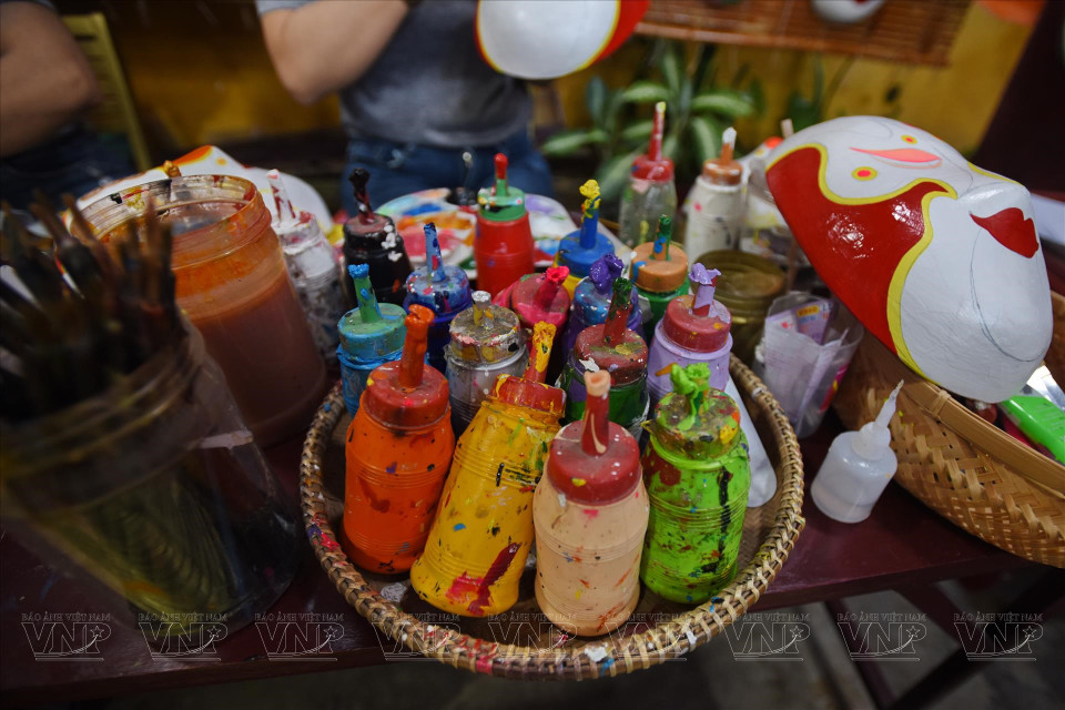 绘制面具主要采用鲜艳亮丽的颜色。图自越通社/《越南画报》