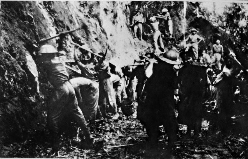 胡伯伯部队同西北地区少数民族同胞开山修路走进战场。图自越通社