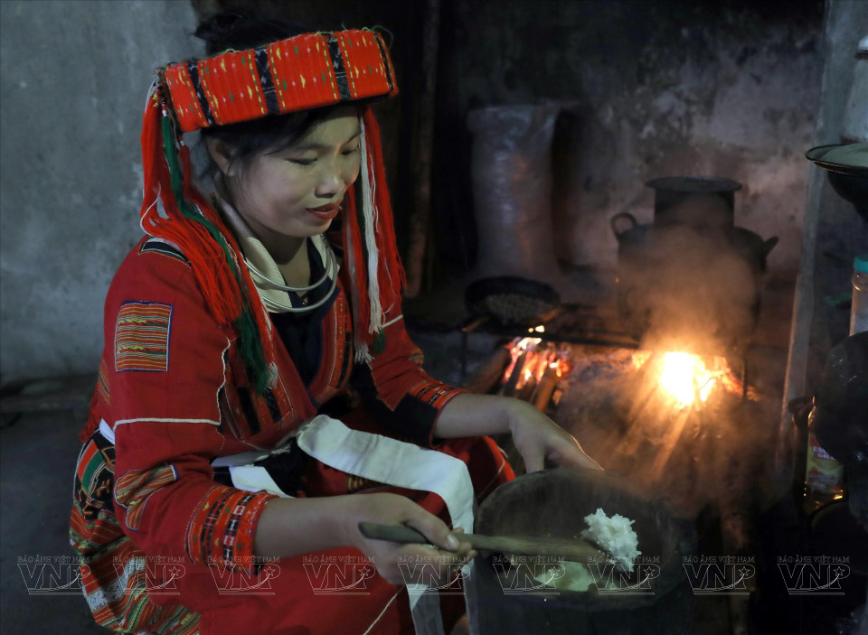 把大米磨碎之后煮熟。图自越通社/越南画报