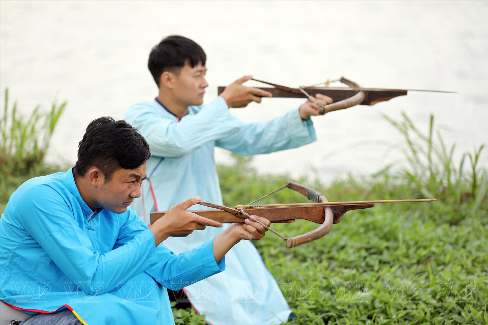 贡族男子服饰较为简单，上衣、裤子均用靛蓝布制成。图自越通社/《越南画报》