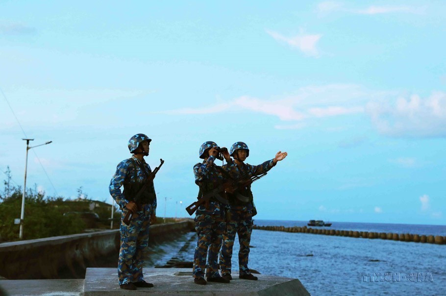 在长沙群岛执行任务的战士们。图自越通社