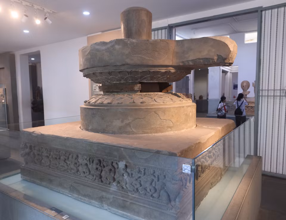 茶轿祭坛，砂岩材质，起源于茶轿（广南省），年代：7-8 世纪，于2012 年被公认为国宝。图自越通社