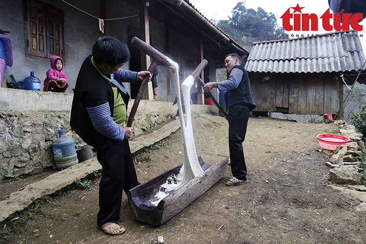糍粑越打越黏，这样糍粑才软糯不发硬。图自越通社