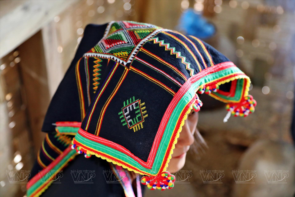 五颜六色的贡族少女“标”头巾（Khăn Piêu）。图自越通社/《越南画报》