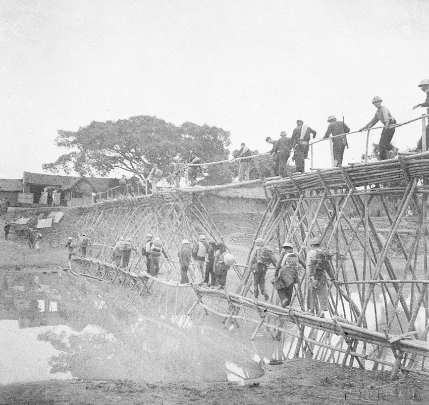 越南部队翻越山口、趟过溪流、跨过河流进入西北地区（1952年）。图自越通社