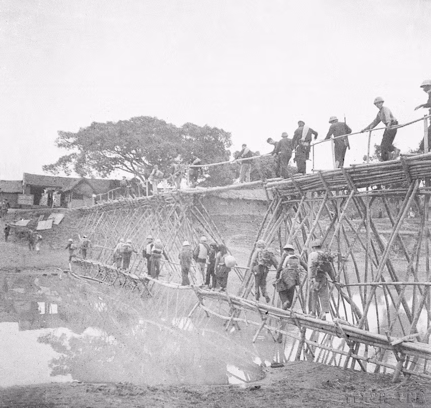 越南部队翻越山口、趟过溪流、跨过河流进入西北地区（1952年）。图自越通社