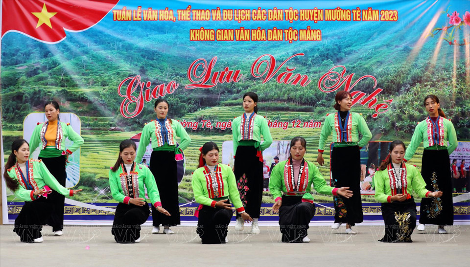 莽族姑娘穿上传统服装跳舞，挺漂亮。图自越通社/越南画报