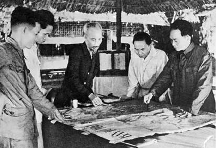 1953年12月6日，中央政治局举行会议，听取总军委汇报，并批准了1953-1954年东-春作战最终计划，同时决定发动奠边府战役，下定决心摧毁敌人的据点集群。图自越通社