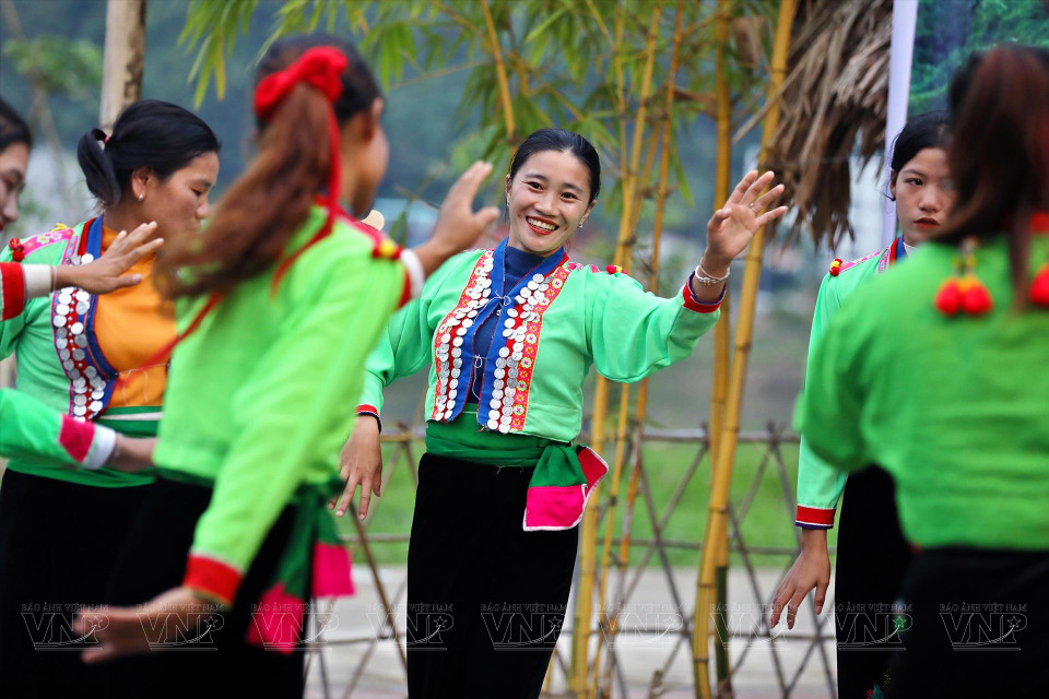 莽族传统服装的颜色和样式十分独特。图自越通社/越南画报