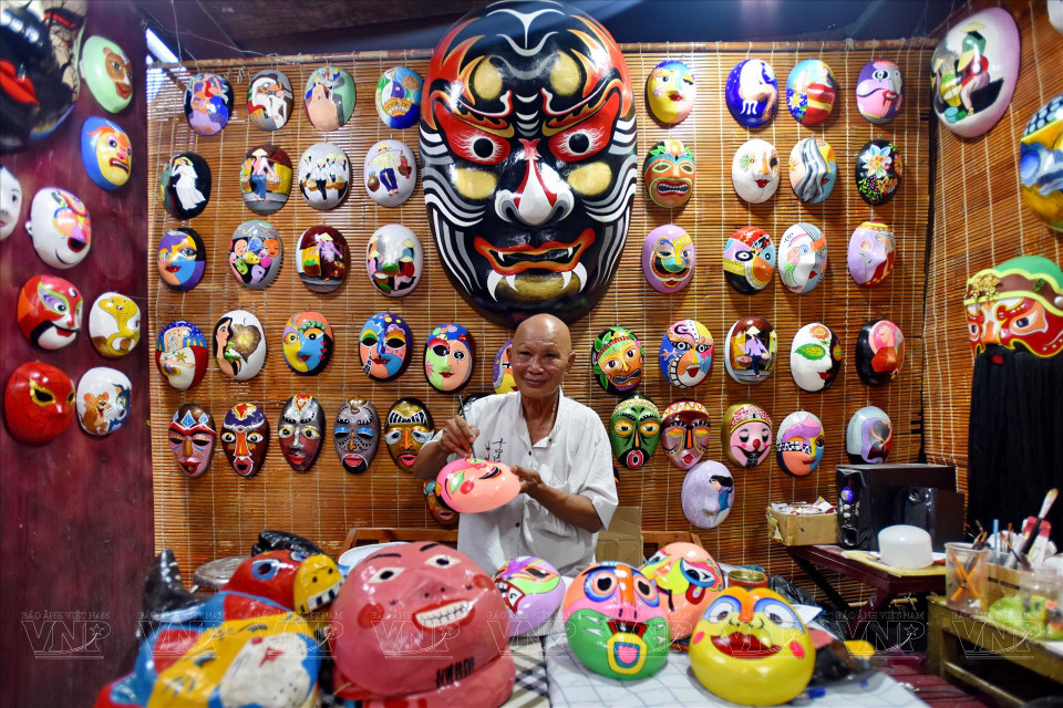 40年来，裴贵峰艺人将全部热情和激情投入到纸质面具绘画艺术中。图自越通社/《越南画报》