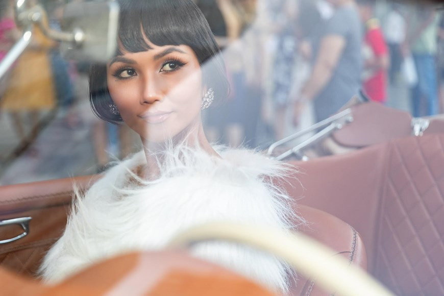  赫-姮尼伊（H'HenNiê）的发型模仿20世纪20年代美国女影星玛丽·路易斯·布鲁克斯（Louise Brooks）。图自越通社