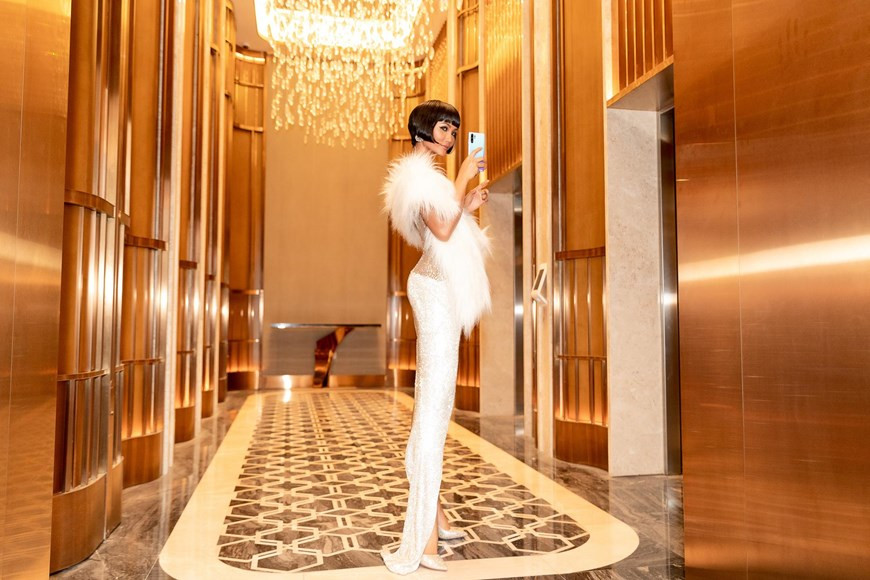  赫-姮尼伊（H'HenNiê）的发型模仿20世纪20年代美国女影星玛丽·路易斯·布鲁克斯（Louise Brooks）。图自越通社