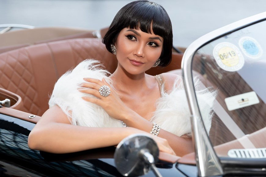  赫-姮尼伊（H'HenNiê）的发型模仿20世纪20年代美国女影星玛丽·路易斯·布鲁克斯（Louise Brooks）。图自越通社