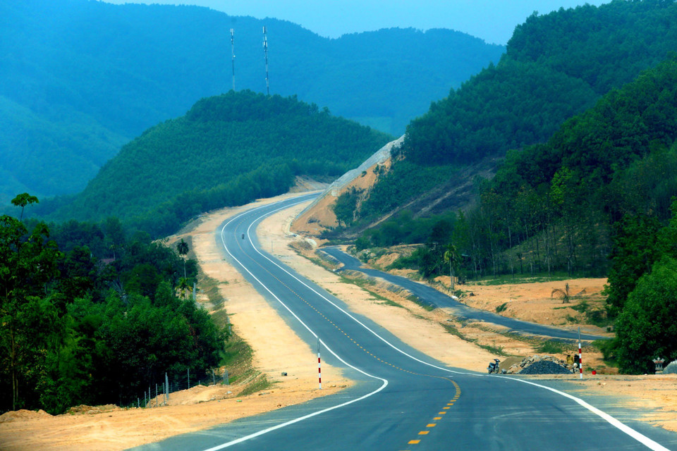 这是一段全新的公路，路边风景十分壮观雄伟。越通社记者辉雄 摄