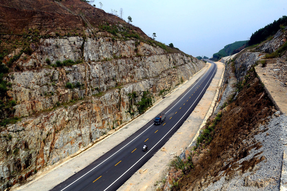 这是一段全新的公路，地形地质非常复杂，建设工程技术要求高、施工难度大，但路边风景也十分壮观雄伟。越通社记者辉雄 摄
