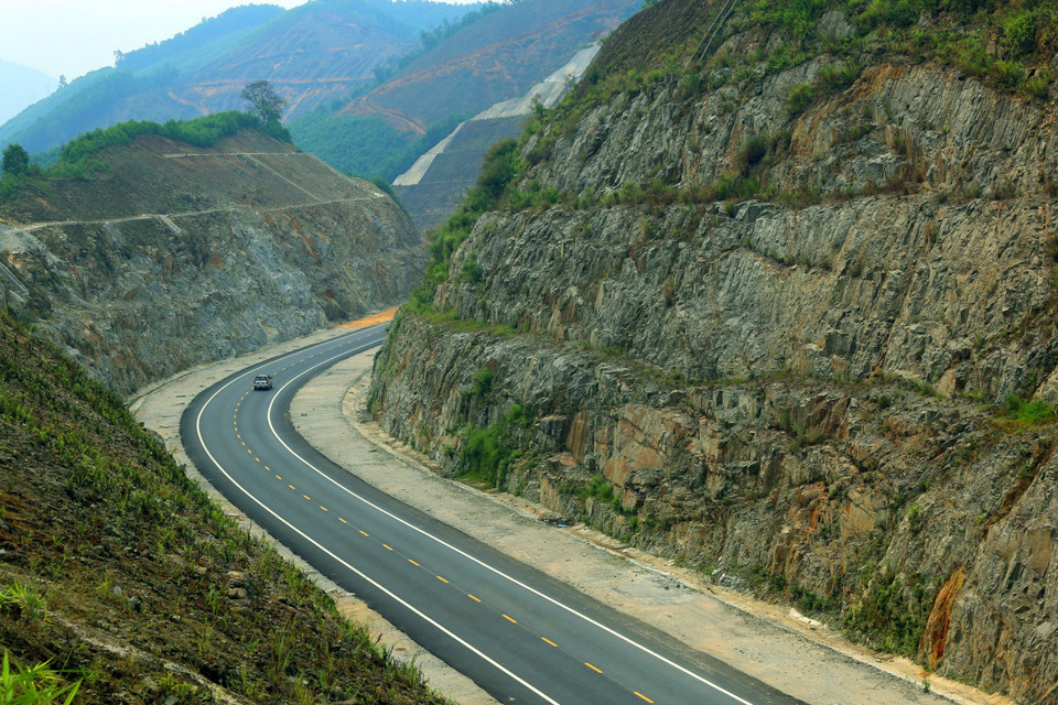 这是一段全新的公路，地形地质非常复杂，施工困难，但路边风景也十分壮观雄伟。越通社记者辉雄 摄