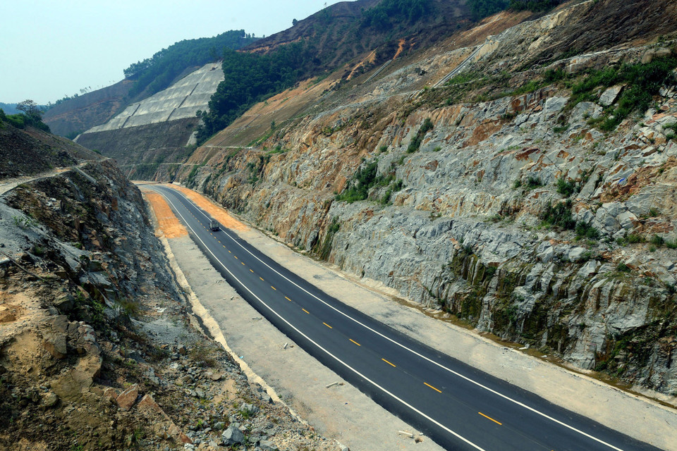 这条高速公路地形、地质条件极其复杂，建设工程技术要求高、施工难度大。越通社记者辉雄 摄