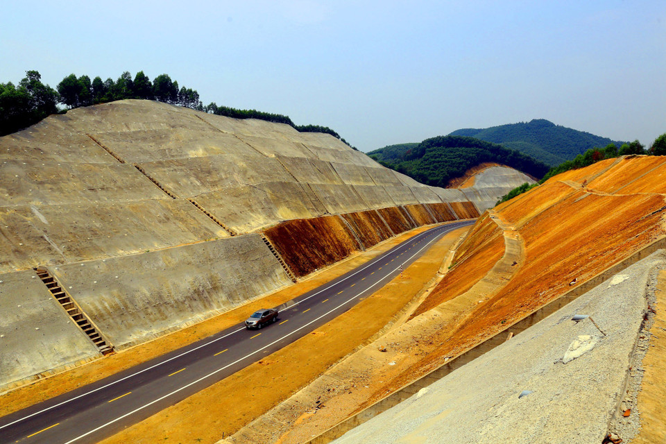 这是一段全新的公路，地形地质非常复杂，施工困难，但路边风景也十分壮观雄伟。越通社记者辉雄 摄