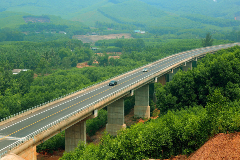 这是一段全新的公路，路边风景也十分壮观雄伟。越通社记者辉雄 摄