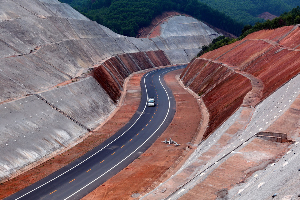 这是一段全新的公路，地形地质非常复杂，施工困难。越通社记者辉雄 摄
