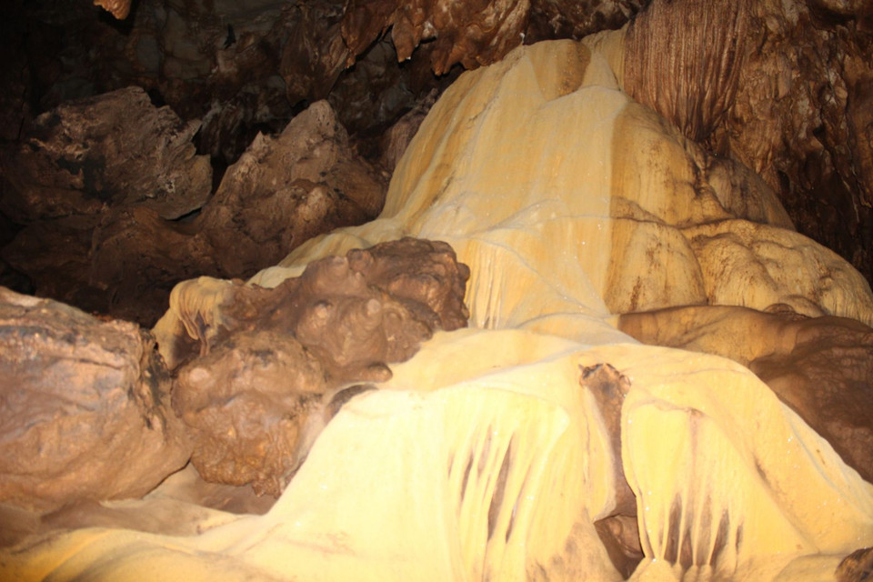 洞中有多种乳石，造型美丽迷人。越通社记者春进 摄