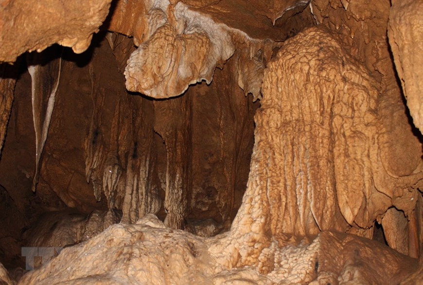 洞中有多种乳石，造型美丽迷人。越通社记者春进 摄
