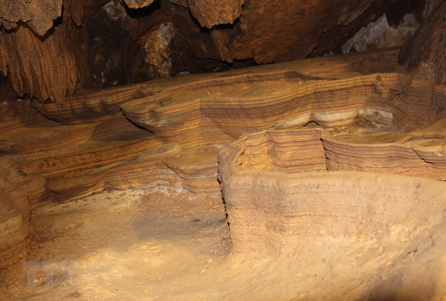 洞中有多种乳石，造型美丽迷人。越通社记者春进 摄