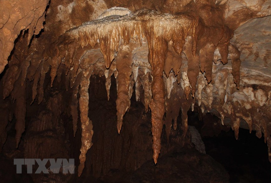 洞中有多种乳石，造型美丽迷人。图自因特网