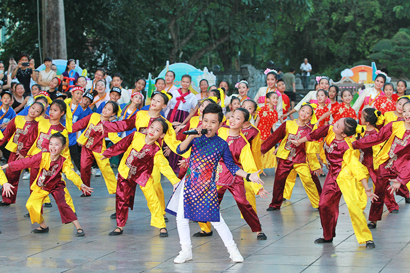 儿童演出各项热闹的歌舞。