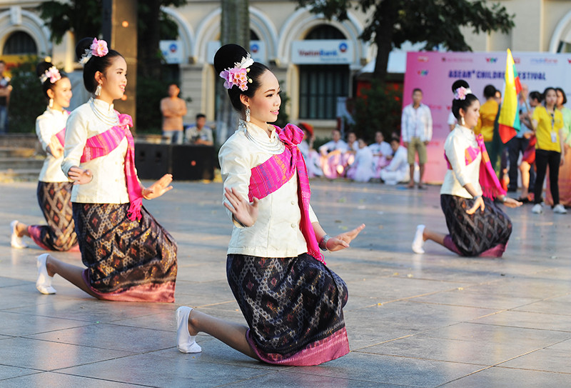 泰国儿童表演传统舞蹈。