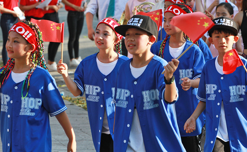 中国儿童代表团参与街头艺术活动。