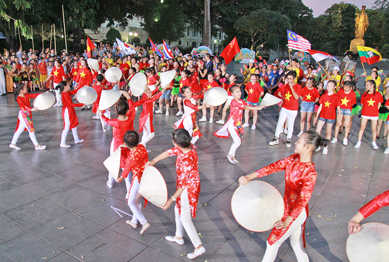 儿童演出各项热闹的歌舞。