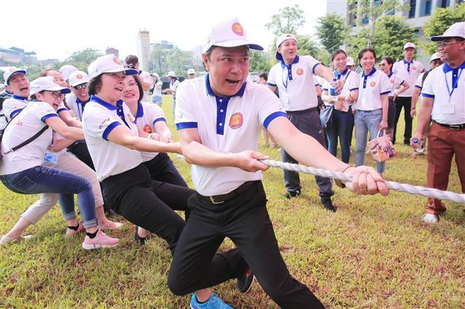 “2019年东盟家庭日”活动期间举行的拔河比赛。图自越通社
