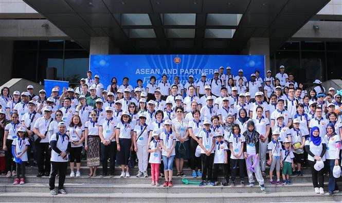 阮国勇同各代表合影。图自越通社