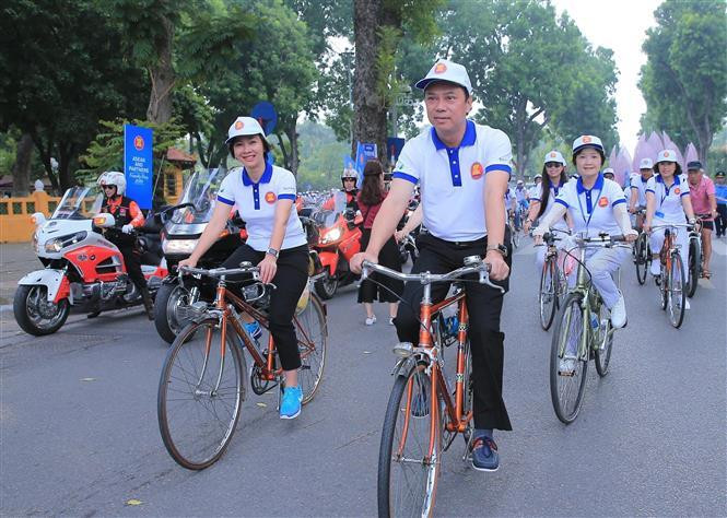 越南外交部副部长、 东盟高官会越南代表团团长阮国勇等参加“东盟家庭日”活动期间举行的骑自行车友好活动。图自越通社