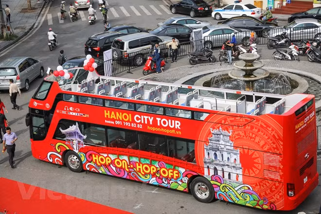 双层观光巴士全程13个站。乘客可参观河内的30个旅游景点，发车间隔30分钟。（图片来源：越通社）