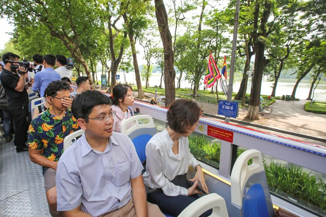 河内市居民乘坐双层观光巴车参观河内市各个旅游景点。（图片来源：越通社）