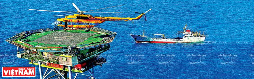 摄影师简青山在《越南海洋岛屿鸟瞰图》展览会上展示的一些作品。图自《越南画报》