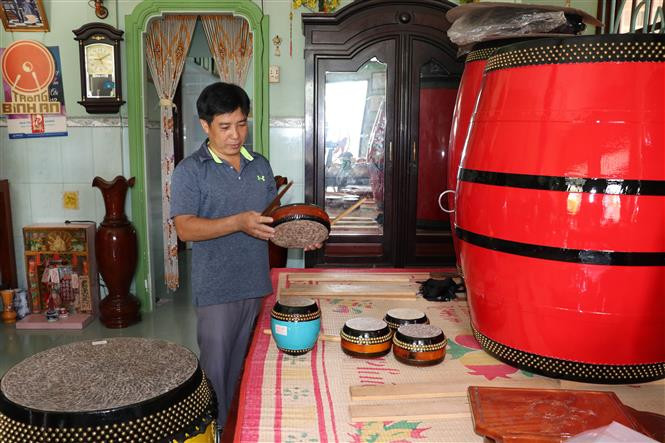 由平安村艺人们制作的皮鼓，鼓声气势磅礴、回声荡漾。越通社记者 裴江 摄