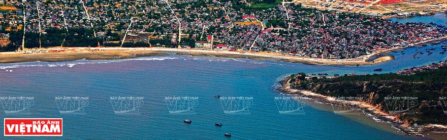 摄影师简青山在《越南海洋岛屿鸟瞰图》展览会上展示的一些作品。图自《越南画报》