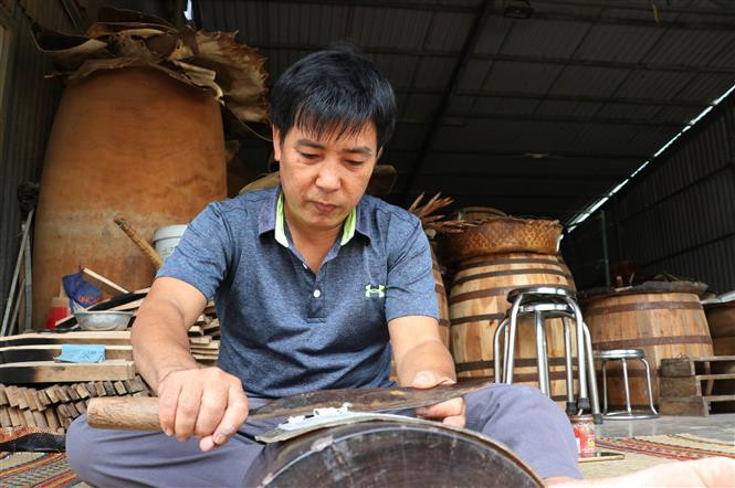 平安皮鼓制作流程一共有20个工序，并且需要很高的手工技巧。越通社记者 裴江 摄