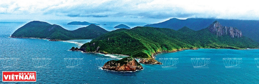 摄影师简青山在《越南海洋岛屿鸟瞰图》展览会上展示的一些作品。图自《越南画报》