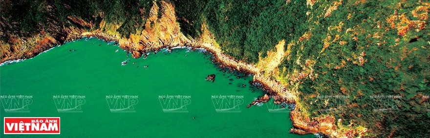 摄影师简青山在《越南海洋岛屿鸟瞰图》展览会上展示的一些作品。图自《越南画报》