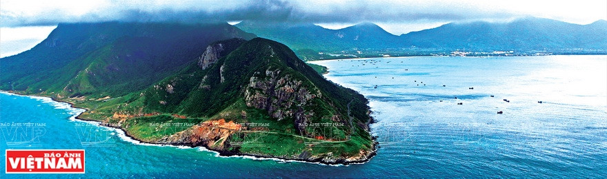 摄影师简青山在《越南海洋岛屿鸟瞰图》展览会上展示的一些作品。图自《越南画报》