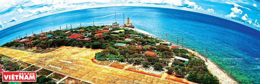 摄影师简青山在《越南海洋岛屿鸟瞰图》展览会上展示的一些作品。图自《越南画报》