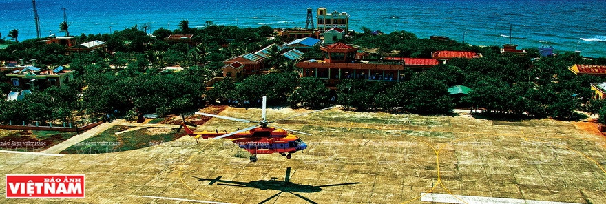 摄影师简青山在《越南海洋岛屿鸟瞰图》展览会上展示的一些作品。图自《越南画报》