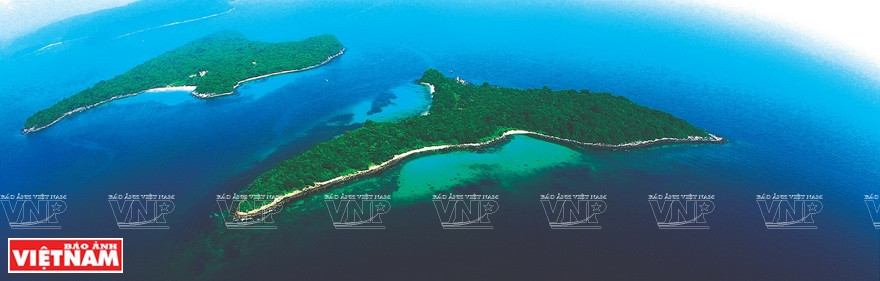 摄影师简青山在《越南海洋岛屿鸟瞰图》展览会上展示的一些作品。图自《越南画报》